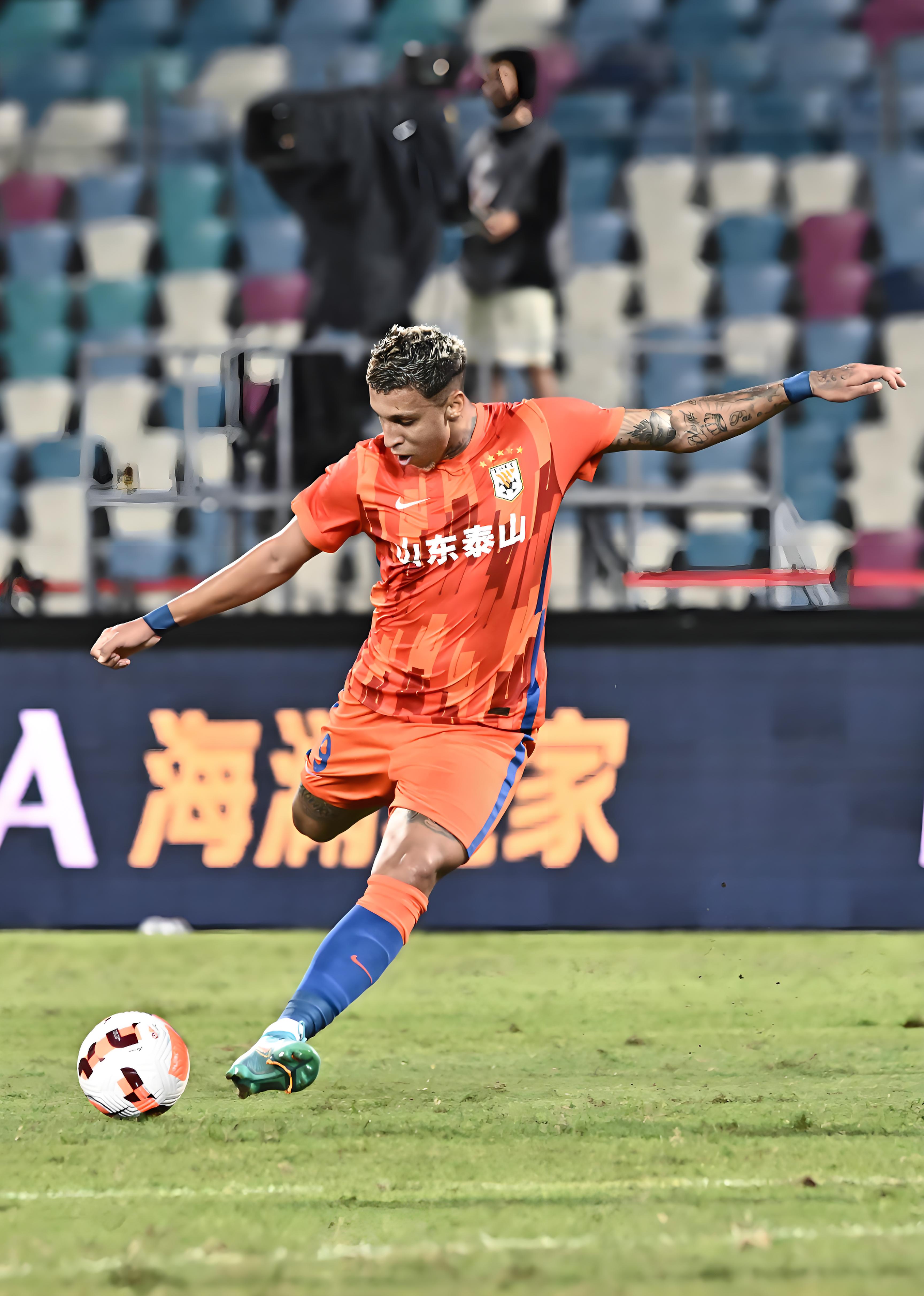 泰山5-1大勝西海岸登頂，克雷桑戴帽引爭(zhēng)議