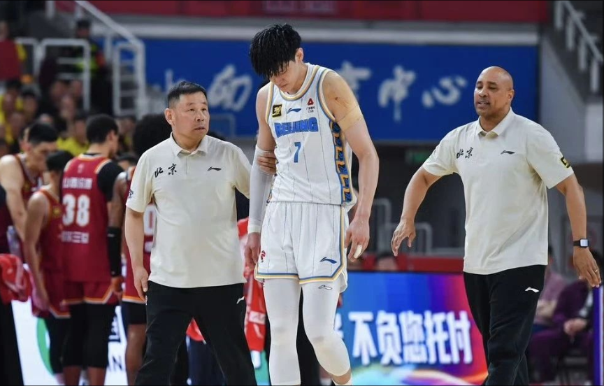 突發(fā)！北京男籃鋒線曾凡博疑遭遇腰椎橫骨骨折，恐賽季報(bào)銷！